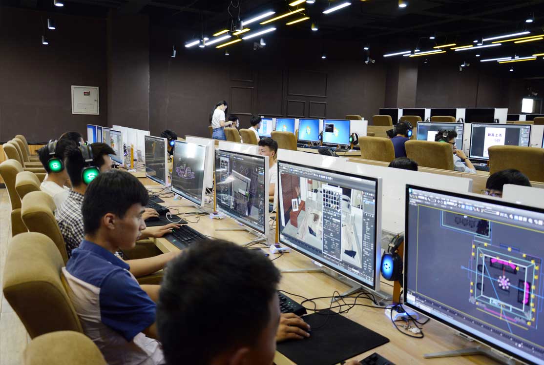 学校机房的主机在哪里