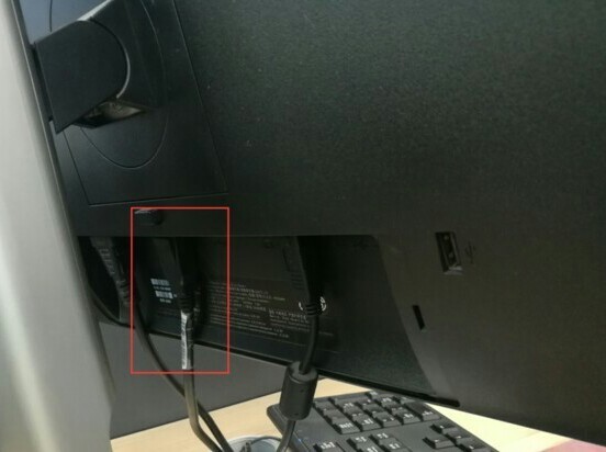 电脑稍微碰一下主机屏幕就黑了