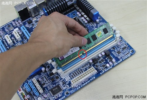 打开电脑主机箱内存